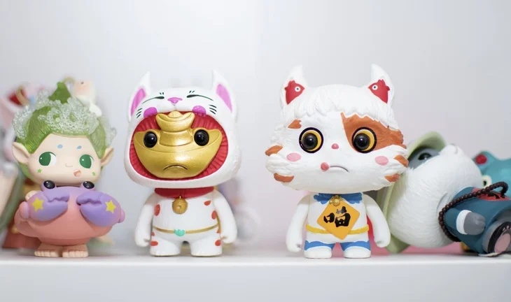 some sad figurines