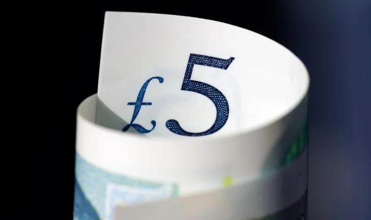 Struggling UK bank hikes salaries for preferred people after cutting jobs 