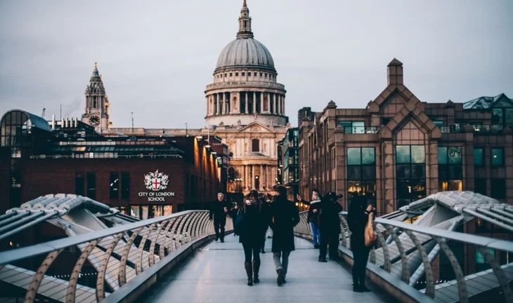 Despite COVID, junior bankers' compensation hiked to £86k+