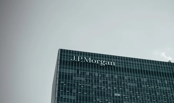 JPMorgan bumps investment bank headcount, keeps pay stable